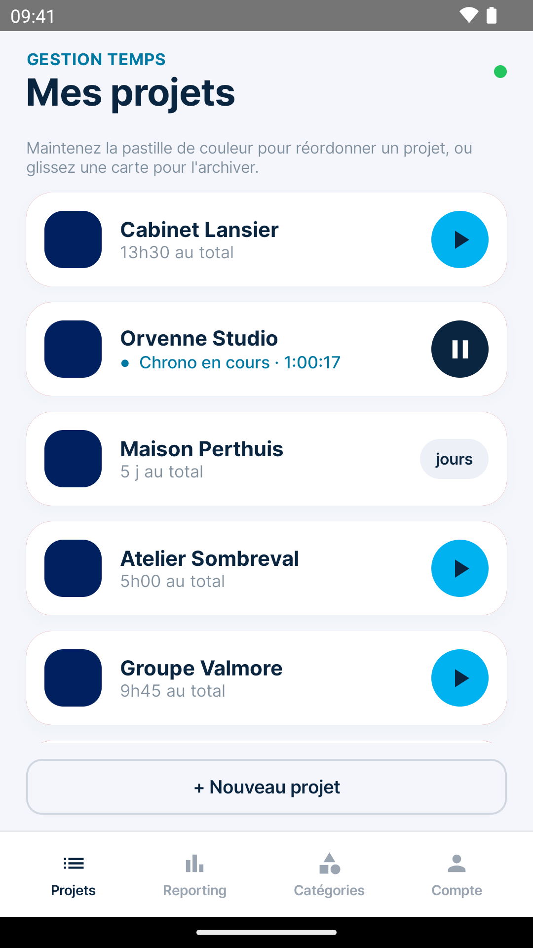 Liste des projets sur Android, avec le temps cumulé sur chacun et un chronomètre en cours